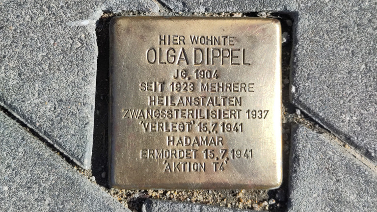 Stolperstein für Olga Dippel im Straßenpflaster eingelassen Stolperstein für Olga Dippel im Straßenpflaster eingelassen